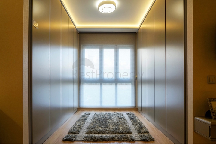 شقق عائلية ضمن مجمع سكني حديث في منطقة بيلك دوزو في اسطنبول 