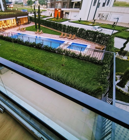 شقق عائلية ضمن مجمع سكني حديث في منطقة بيلك دوزو في اسطنبول 