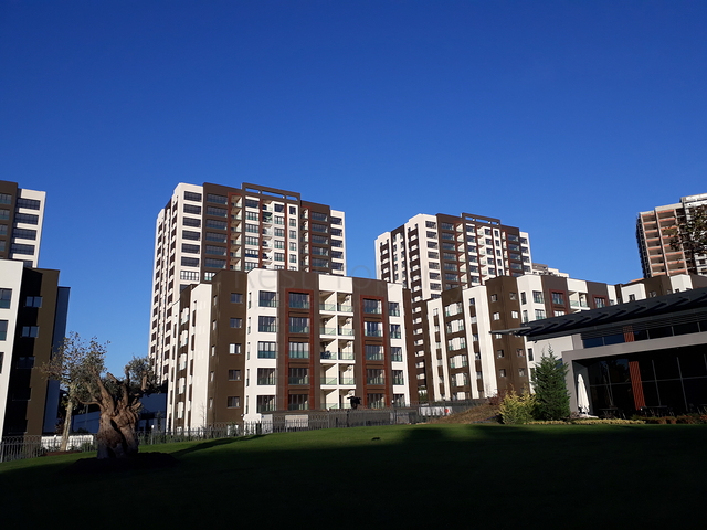 شقق عائلية ضمن مجمع سكني حديث في منطقة بيلك دوزو في اسطنبول 