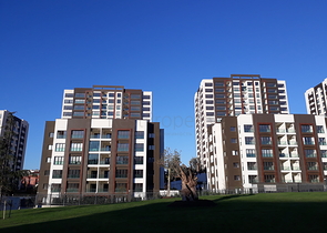 شقق عائلية ضمن مجمع سكني حديث في منطقة بيلك دوزو في اسطنبول 