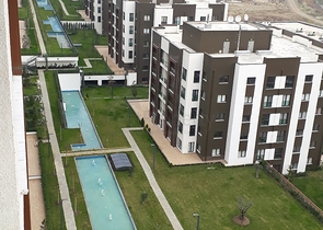 شقق عائلية ضمن مجمع سكني حديث في منطقة بيلك دوزو في اسطنبول 