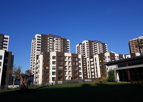 شقق عائلية ضمن مجمع سكني حديث في منطقة بيلك دوزو في اسطنبول 