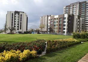 شقق عائلية ضمن مجمع سكني حديث في منطقة بيلك دوزو في اسطنبول 