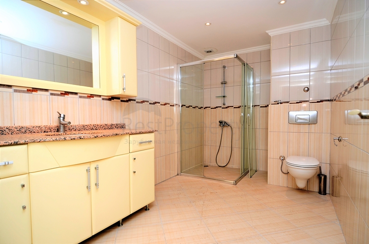 اطلالة ساحرة - شقة عائلية واسعة - ضمن مجمع سكني في الانيا - مهموتلار 