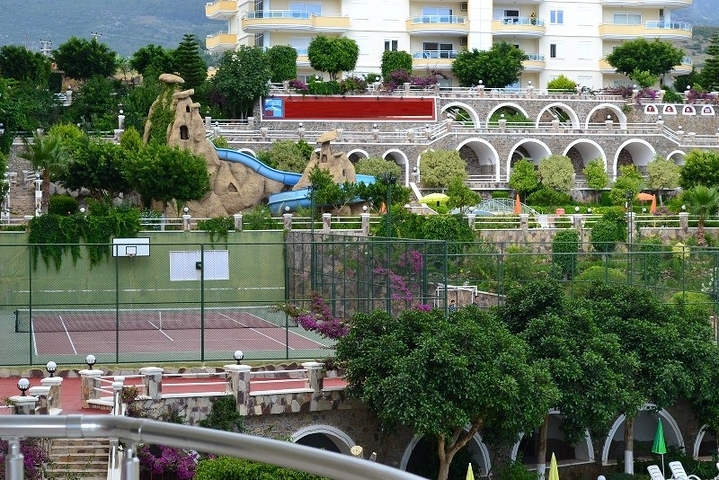 اطلالة ساحرة - شقة عائلية واسعة - ضمن مجمع سكني في الانيا - مهموتلار 