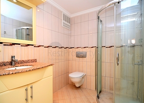 اطلالة ساحرة - شقة عائلية واسعة - ضمن مجمع سكني في الانيا - مهموتلار 