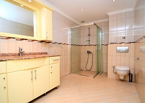 اطلالة ساحرة - شقة عائلية واسعة - ضمن مجمع سكني في الانيا - مهموتلار 