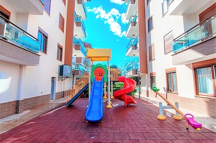 دوبلكس واسعة اربع عرف وصالة ضمن مجمع سكني يضم كافة الخدمات في كاستل / الانيا 