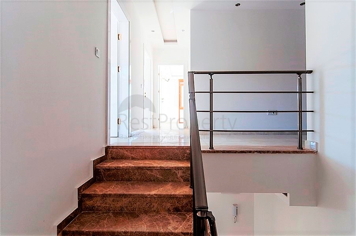 دوبلكس واسعة اربع عرف وصالة ضمن مجمع سكني يضم كافة الخدمات في كاستل / الانيا 