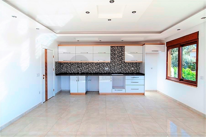 دوبلكس واسعة اربع عرف وصالة ضمن مجمع سكني يضم كافة الخدمات في كاستل / الانيا 