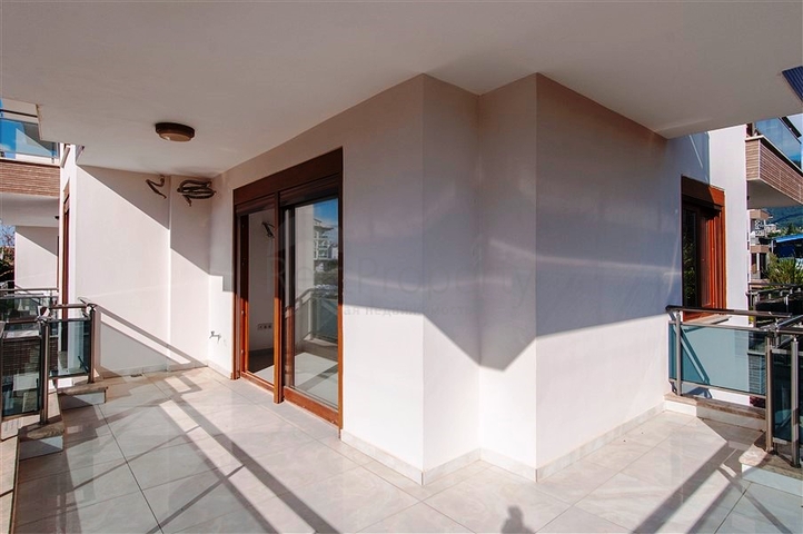 دوبلكس واسعة اربع عرف وصالة ضمن مجمع سكني يضم كافة الخدمات في كاستل / الانيا 