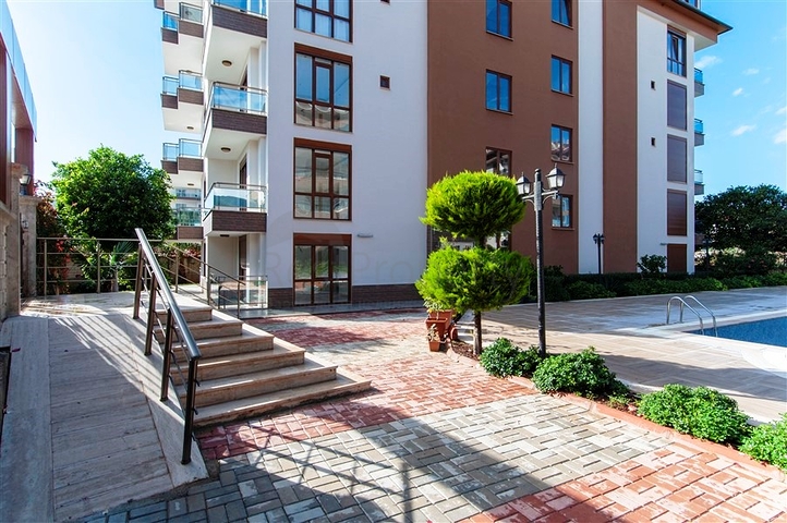 دوبلكس واسعة اربع عرف وصالة ضمن مجمع سكني يضم كافة الخدمات في كاستل / الانيا 