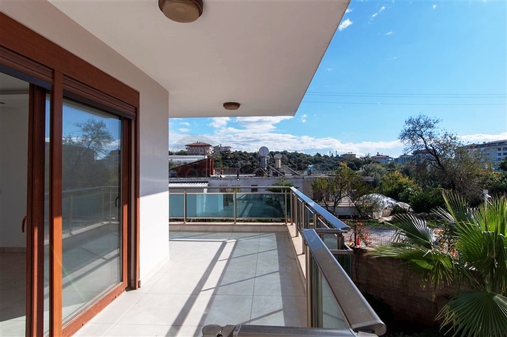 دوبلكس واسعة اربع عرف وصالة ضمن مجمع سكني يضم كافة الخدمات في كاستل / الانيا 