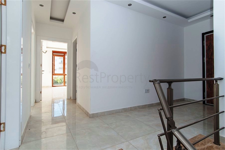 دوبلكس واسعة اربع عرف وصالة ضمن مجمع سكني يضم كافة الخدمات في كاستل / الانيا 