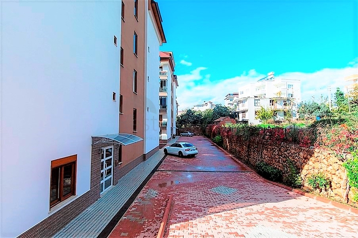 دوبلكس واسعة اربع عرف وصالة ضمن مجمع سكني يضم كافة الخدمات في كاستل / الانيا 