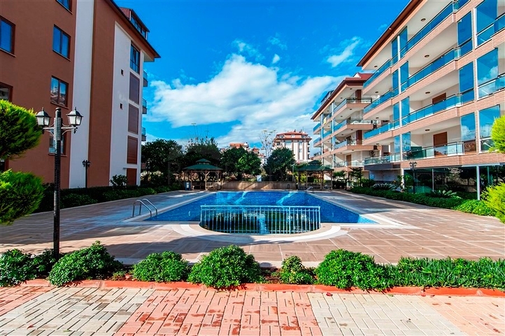 دوبلكس واسعة اربع عرف وصالة ضمن مجمع سكني يضم كافة الخدمات في كاستل / الانيا 