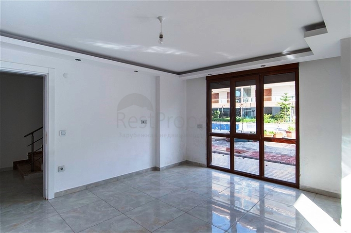 دوبلكس واسعة اربع عرف وصالة ضمن مجمع سكني يضم كافة الخدمات في كاستل / الانيا 