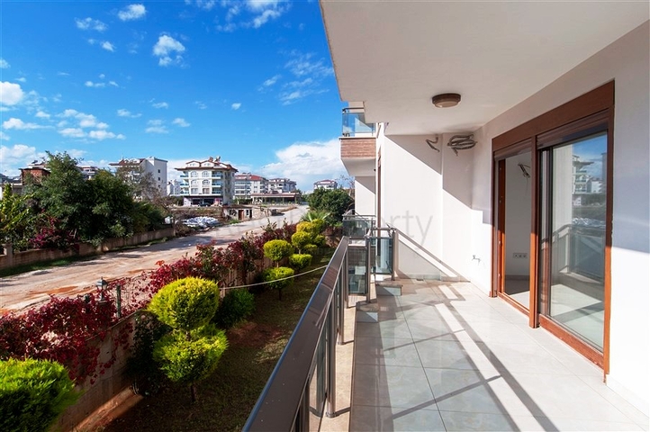 دوبلكس واسعة اربع عرف وصالة ضمن مجمع سكني يضم كافة الخدمات في كاستل / الانيا 