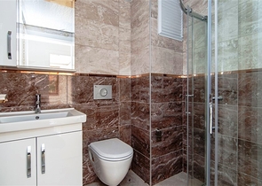 دوبلكس واسعة اربع عرف وصالة ضمن مجمع سكني يضم كافة الخدمات في كاستل / الانيا 