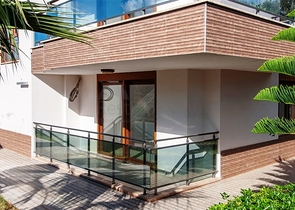 دوبلكس واسعة اربع عرف وصالة ضمن مجمع سكني يضم كافة الخدمات في كاستل / الانيا 