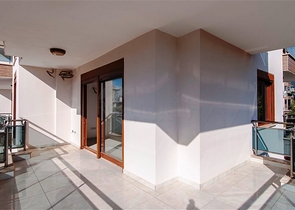 دوبلكس واسعة اربع عرف وصالة ضمن مجمع سكني يضم كافة الخدمات في كاستل / الانيا 