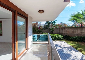 دوبلكس واسعة اربع عرف وصالة ضمن مجمع سكني يضم كافة الخدمات في كاستل / الانيا 