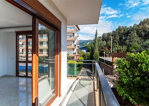 دوبلكس واسعة اربع عرف وصالة ضمن مجمع سكني يضم كافة الخدمات في كاستل / الانيا 