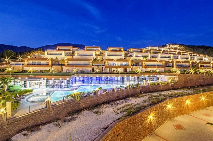 اطلالة بحر - مجمع بخدمات 5 نجوم - دوبلكس 3 غرفة وصالة - في منطقة كارجي جاك الجبلية / الانيا 