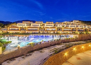 اطلالة بحر - مجمع بخدمات 5 نجوم - دوبلكس 3 غرفة وصالة - في منطقة كارجي جاك الجبلية / الانيا 