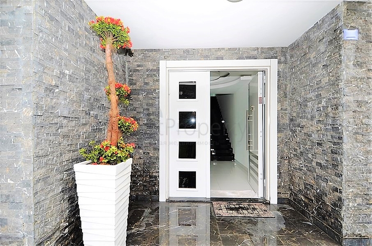 فيلا مستقلة مكونة من ثلاث طوابق مؤثثة بالكامل