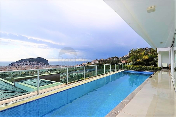 فيلا مستقلة مكونة من ثلاث طوابق مؤثثة بالكامل