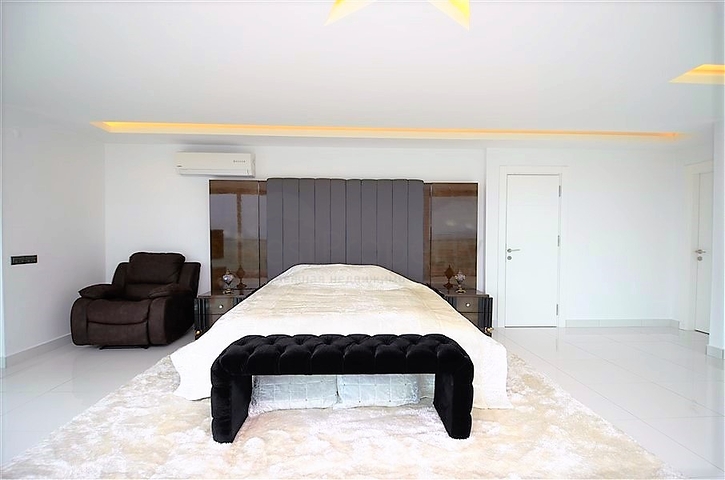 فيلا مستقلة مكونة من ثلاث طوابق مؤثثة بالكامل