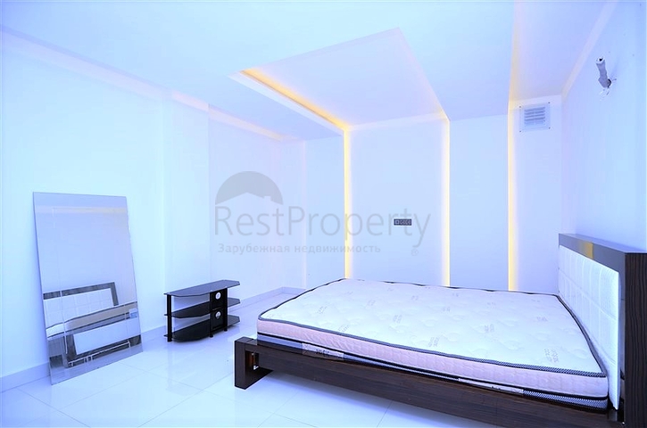 فيلا مستقلة مكونة من ثلاث طوابق مؤثثة بالكامل