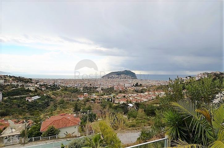 فيلا مستقلة مكونة من ثلاث طوابق مؤثثة بالكامل