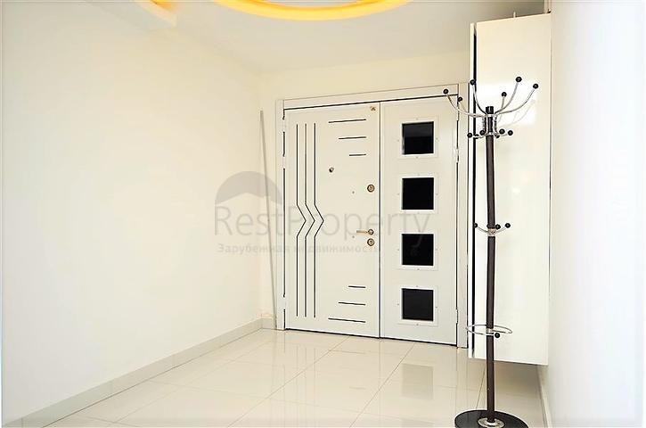 فيلا مستقلة مكونة من ثلاث طوابق مؤثثة بالكامل