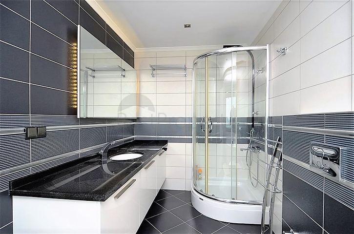 فيلا مستقلة مكونة من ثلاث طوابق مؤثثة بالكامل