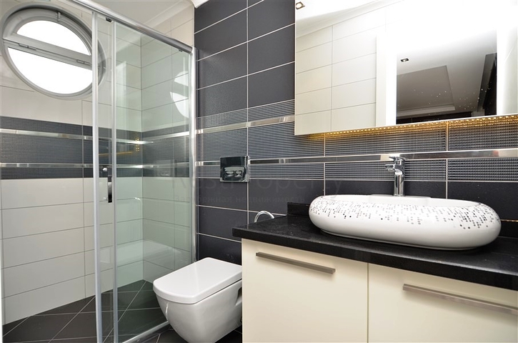 فيلا مستقلة مكونة من ثلاث طوابق مؤثثة بالكامل