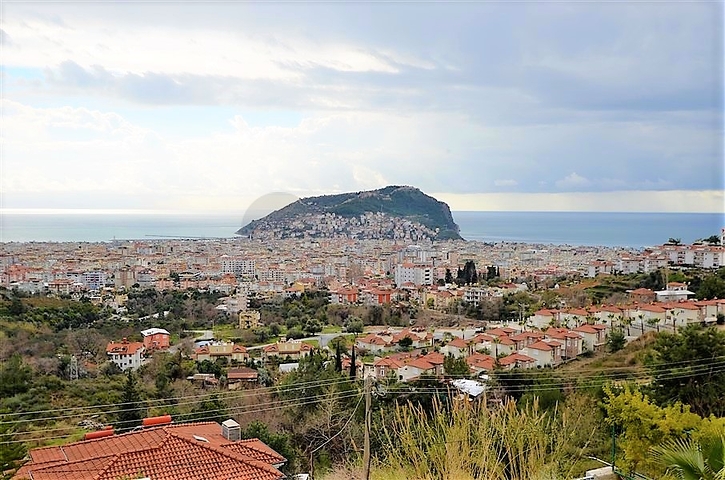 فيلا مستقلة مكونة من ثلاث طوابق مؤثثة بالكامل