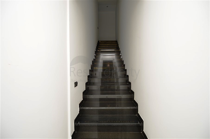 فيلا مستقلة مكونة من ثلاث طوابق مؤثثة بالكامل