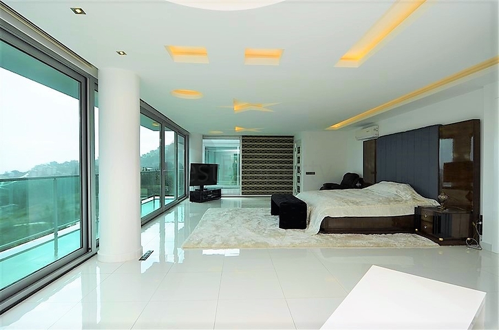 فيلا مستقلة مكونة من ثلاث طوابق مؤثثة بالكامل