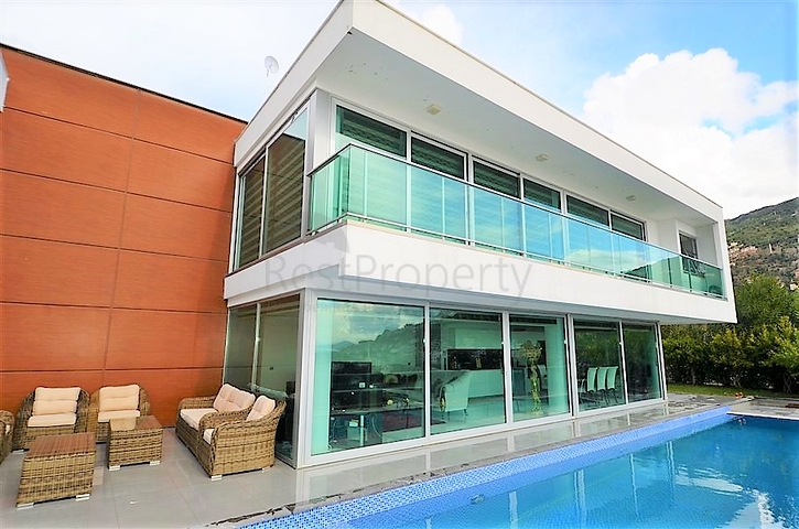 فيلا مستقلة مكونة من ثلاث طوابق مؤثثة بالكامل