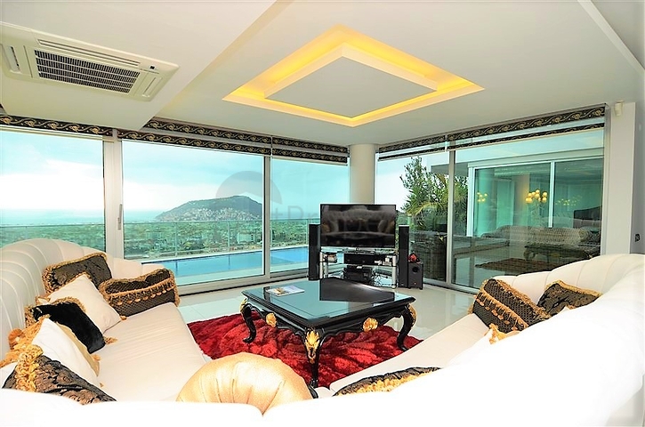 فيلا مستقلة مكونة من ثلاث طوابق مؤثثة بالكامل