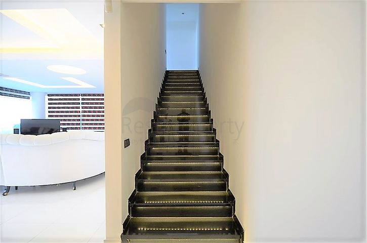 فيلا مستقلة مكونة من ثلاث طوابق مؤثثة بالكامل