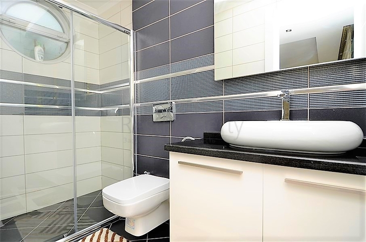 فيلا مستقلة مكونة من ثلاث طوابق مؤثثة بالكامل