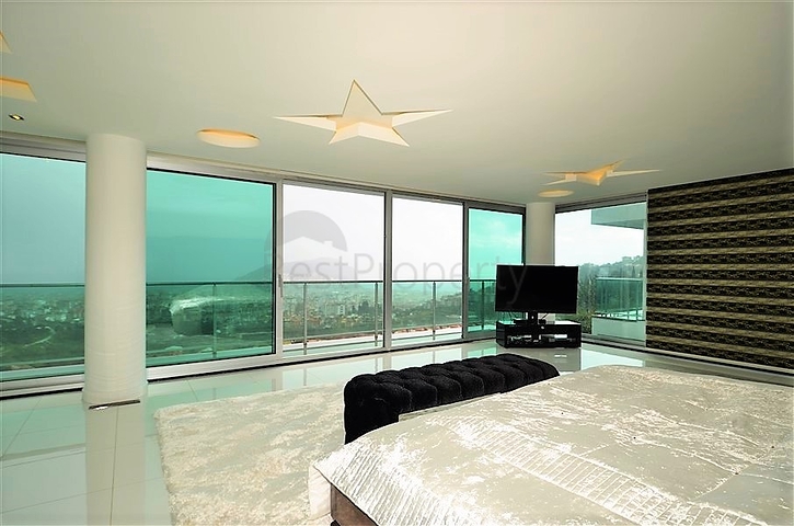 فيلا مستقلة مكونة من ثلاث طوابق مؤثثة بالكامل