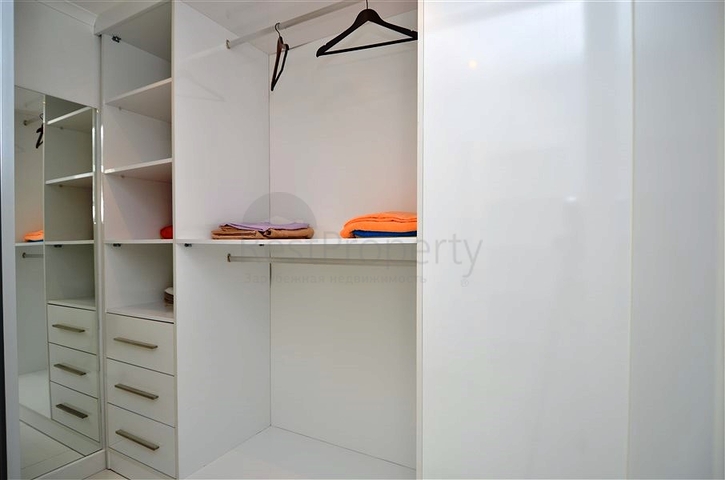 فيلا مستقلة مكونة من ثلاث طوابق مؤثثة بالكامل