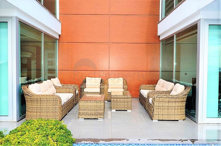 فيلا مستقلة مكونة من ثلاث طوابق مؤثثة بالكامل