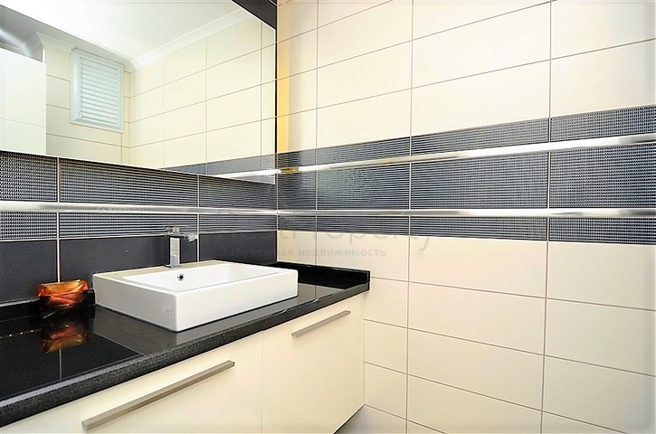 فيلا مستقلة مكونة من ثلاث طوابق مؤثثة بالكامل