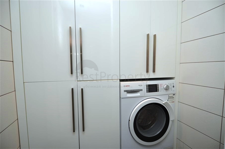 فيلا مستقلة مكونة من ثلاث طوابق مؤثثة بالكامل