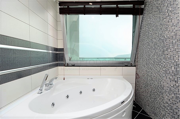 فيلا مستقلة مكونة من ثلاث طوابق مؤثثة بالكامل